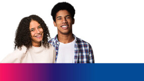 Foto de uma menina negra e de um menino negro em um fundo branco. Eles estão sorrindo.